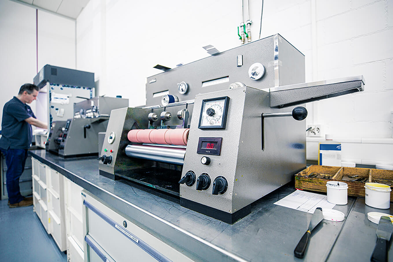 Professionelle Andruckmaschine im Farblabor von Schaffner GF AG zur Prüfung der Farbqualität.