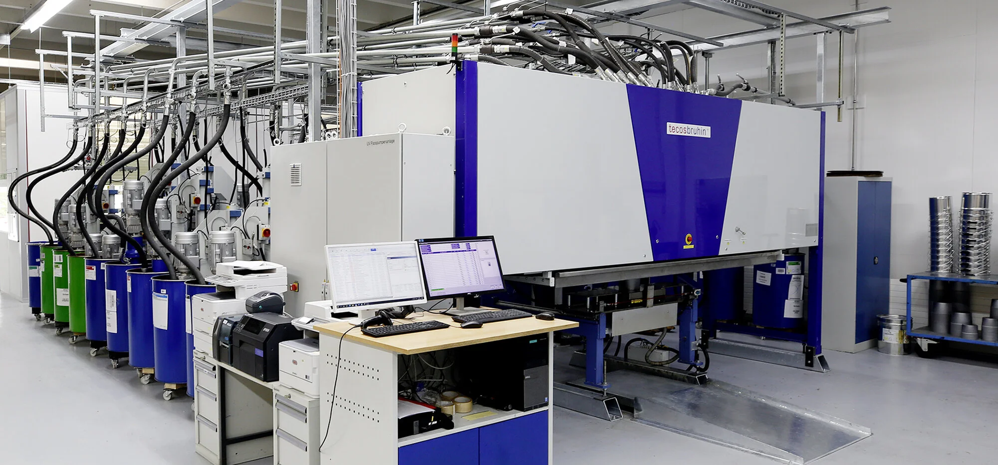 Vollautomatisierte Dosier- und Mischanlage zur Herstellung von Offset-, Flexo- und Lebensmitteldruckfarben bei Schaffner GF AG. Moderne Softwaresteuerung für präzise Farbrezepturen und effiziente Produktion.