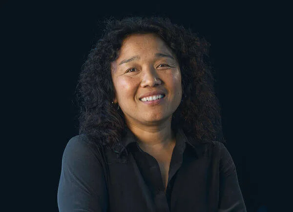 Duendup Rontsang vom Verkaufsinnendienst, verantwortlich für die Bestellabwicklung bei Lieferanten, posiert vor einem schwarzen Hintergrund.