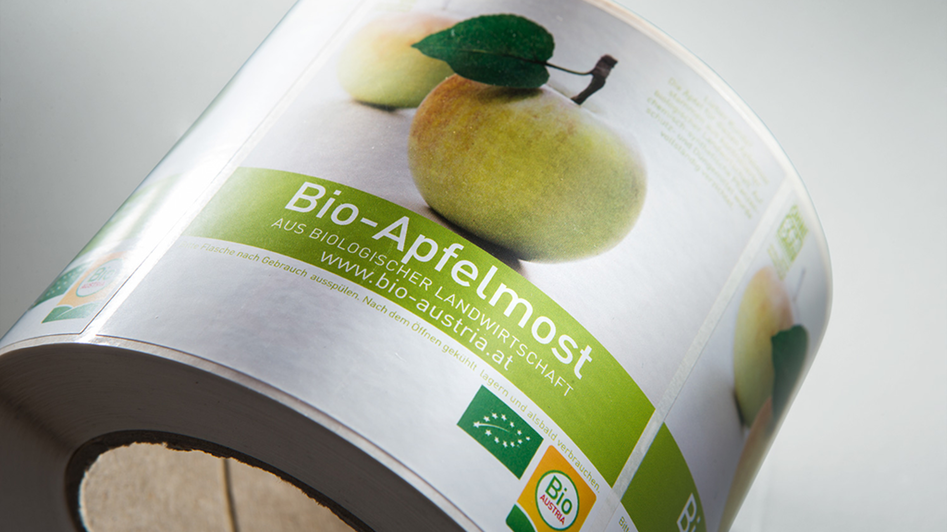 Etikettenrolle „Bio-Apfelmost“ mit grüner Schrift und Apfelabbildung auf mattem Papier.
