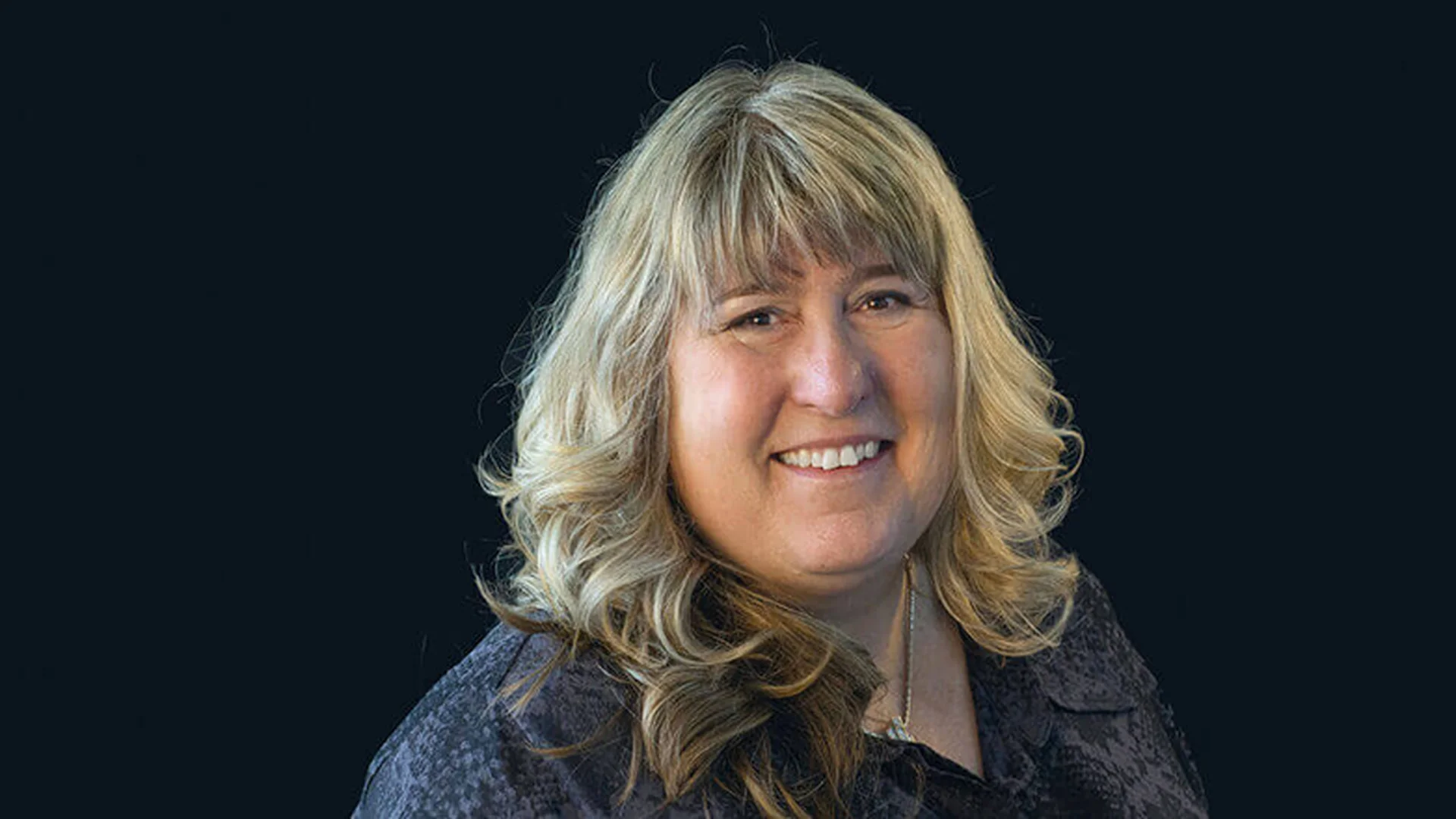 Porträt von Cornelia Caffari mit schulterlangem, gewellten Haar bei Schaffner GF AG.