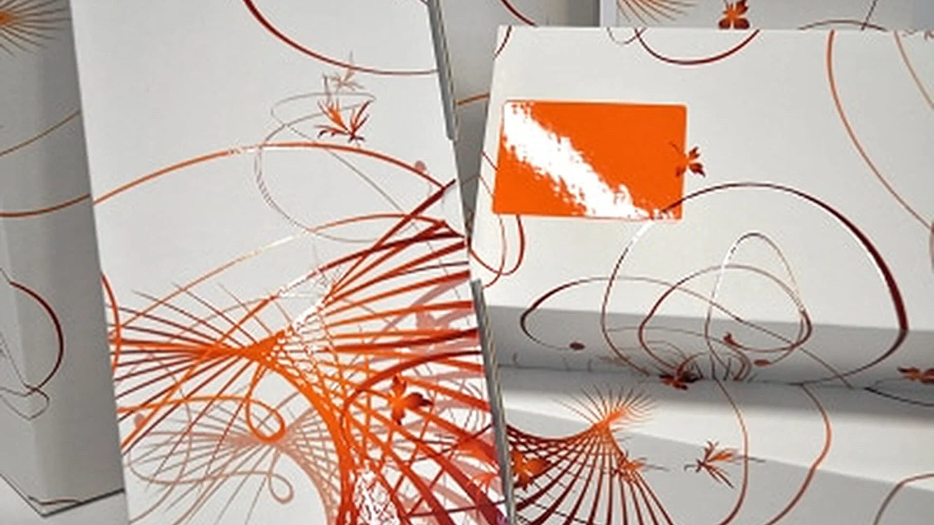 Verpackungsdruck mit selektivem Inline-Lack auf Feinkarton und Papiertasche – produziert auf Jeti Tauro Hybrid-Drucksystem.